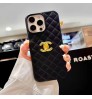 iphone 17/air/17 pro/17 pro max 即納  シャネル アイホン17 15 16 pro max携帯ケース 超スタイリッシュ 大人気 Chanel iPhone air 17 16 15 plus ケース カジュアル シャネル アイホン13 15 16スマホケース シャネルのクエスト柄に、6 カラーのゴールドロゴ