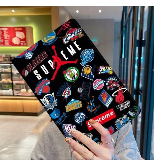 Ipad 第11/10/9/8世代 Ipad Mini7/6 Air6/5 Pro 2023 ipad air7  2025 11インチ13インチ ipad 11ケースシュプリーム Supreme 便利 Ipad Pro 2024ケース 11インチ 13インチブランド アイパッドケース Ipad Air1/2/3/4/5/6ケースシュプリーム Supreme  