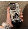 iphone 17/air/17 pro/17 pro max 即納 アディダス Adidas IPhone16 17 15 14 13 Pro air IPhone16 15 17 Pro 8 SE ケースアディダス Adidas IPhone14 15 16 pro maxケース アディダスアイコニックトレフォイル満印×カードポケット一体型ストラップ付！