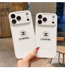 iphone 17/air/17 pro/17 pro max 即納  シャネル Chanel iPhone17 16 15 pro maxケース 豪華 シャネル Chanel iPhone17 16 15 14 air プロマックス 携帯ケース シャネル Chanel iphone17 15 16 pro maxケース  iPhone 17 14 15カバーシャネル クラシック ツインC ロゴ×ホワイト ガラス調 ケース！