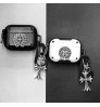 Chrome Hearts クロムハーツairpods 4 3 2 pro2 3ケース ブランドカラビナ付き便利 Chrome Hearts クロムハーツエアーポッズ4 プロ2 3 2カバー レディースメンズ 耐衝撃 Chrome Hearts クロムハーツエアーポッズ プロ 2 airpods 2 3 4 pro2 3ケース ゴシックダーク メタルカービング×リムーバブルカラビナ！