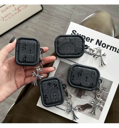 Chrome Hearts クロムハーツ Airpods pro4 3 2 1 pro2 3ケース韓国 エアーポッズ4 3 pro3 2ケース 人気 Chrome Hearts クロムハーツ 男女兼用 スポーツ風 送料無料 激安 ファッション Chrome Hearts クロムハーツ ブランドairpods4 3/2/1 pro2 3ケースマットな黒灰色を基調に、エンボス加工の十字架やエンブレムが高級感あるダークストリートスタイルを演出
