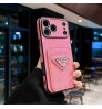 iphone 17/air/17 pro/17 pro max 即納 プラダ アイフォン17 16 15 プロ保護ケース 便利 プラダ アイホン 17 air 16 15 14 13 Pro アイフォーン13 14 15 Pro Max Iphone17 air 16 Plus ケース Prada Iphone air 17 16 15 12 13 Pro Max 14 ケース プラダのスマホケースは、リーフレザーにトライアングルロゴを組み合わせ。
