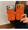 iphone 17/air/17 pro/17 pro max 即納 クロムハーツ アイフォン17 16 15 pro max airケース Iphone air 17 16 Pro Max 15 Plus 14 13 12 17 Pro Max Xs Maxケース ブランド レディース男性女性 人気かわいいビジネスマン用高級 「クロムハーツの象徴的なラインストーン十字架が一面に散りばめられた、ビビッドオレンジのレザーケース。