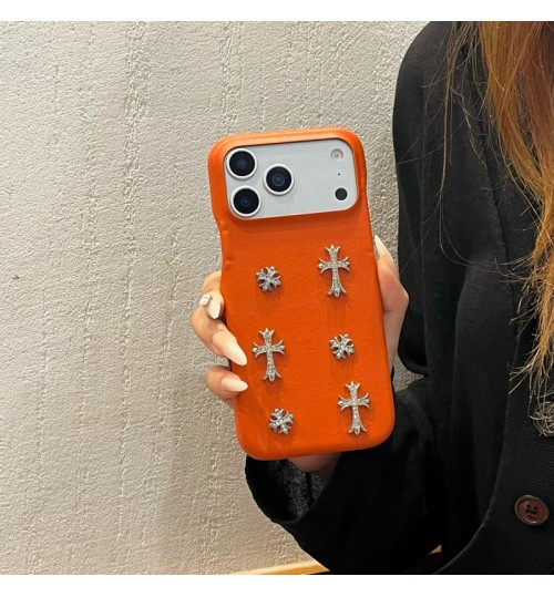 iphone 17/air/17 pro/17 pro max 即納 クロムハーツ アイフォン17 16 15 pro max airケース Iphone air 17 16 Pro Max 15 Plus 14 13 12 17 Pro Max Xs Maxケース ブランド レディース男性女性 人気かわいいビジネスマン用高級 「クロムハーツの象徴的なラインストーン十字架が一面に散りばめられた、ビビッドオレンジのレザーケース。