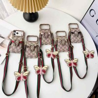 iphone 17/air/17 pro/17 pro max 即納 Gucci IPhone 17 16 15 14 13 Pro air IPhone17 16 15 Pro 8 SE ケースグッチ IPhone17 air 14 15 16 pro maxケース 女子 かわいい おしゃれ グッチ アイフォン17 air 16 15 14 Plus 13 12 Pro Max 11 Pro XR XS スマホケース グッチのモノグラムに、蝶のチャームとショルダーストラップ