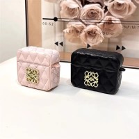 ロエベ LOEWE ブランドAirpods4 Pro 3 2ケースAirpods pro 3 4ケースハイブランドコピーロエベ LOEWE エアーポッズ 4 3 2 pro 3 2 ケースブランドレディースハイブランドロエベ LOEWE エアーポッズpro 3 2ケースジャケット ロエベのクッションダイヤモンドパターン AirPods ケース