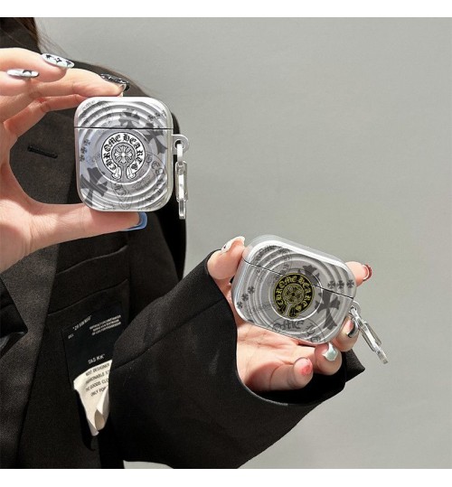Chrome Hearts クロムハーツ ブランドAirpods4 Pro 3 2ケースAirpods pro 3 4ケースハイブランドコピー クロムハーツ エアーポッズ 4 3 2 pro 3 2 ケースブランドレディースハイブランドChrome Hearts  エアーポッズpro 3 2ケースジャケットクロムハーツ風クリアエンボスクロスパターンメタルカラビナ付き AirPods ケース