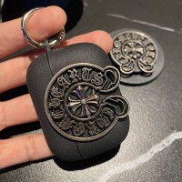 Chrome Hearts クロムハーツ Airpods pro4 3 2 1 pro2 3ケース韓国 エアーポッズ4 3 pro3 2ケース クロムハーツ風ヴィンテージ加工メタルラウンドロゴマットブラックロスト防止カラビナ付き AirPods ケース 人気 Chrome Hearts クロムハーツ 男女兼用 スポーツ風 送料無料 激安 ファッション Chrome Hearts クロムハーツ ブランドairpods4 3/2/1 pro2 3ケースメンズ レデイーズ