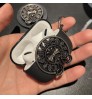 Chrome Hearts クロムハーツ Airpods pro4 3 2 1 pro2 3ケース韓国 エアーポッズ4 3 pro3 2ケース クロムハーツ風ヴィンテージ加工メタルラウンドロゴマットブラックロスト防止カラビナ付き AirPods ケース 人気 Chrome Hearts クロムハーツ 男女兼用 スポーツ風 送料無料 激安 ファッション Chrome Hearts クロムハーツ ブランドairpods4 3/2/1 pro2 3ケースメンズ レデイーズ