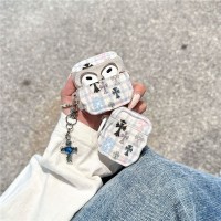 Chrome Hearts クロムハーツ ブランドAirpods4 Pro 3 2ケースAirpods pro 3 4ケース クロムハーツ風ヴィンテージ加工メタルラウンドロゴマットブラックロスト防止カラビナ付き AirPods ケース ハイブランドコピーChrome Hearts クロムハーツ エアーポッズ 4 3 2 pro 3 2 ケースブランドレディースハイブランドChrome Hearts クロムハーツ エアーポッズpro 3 2ケースジャケット