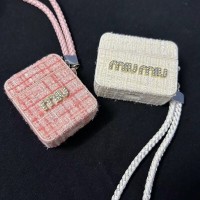 MiuMiu ミュウミュウairpods 4 3 2 pro2 3ケース ブランドカラビナ付き便利 MiuMiu ミュウミュウエアーポッズ4 プロ2 3 2カバー レディースメンズ 耐衝撃 MiuMiu ミュウミュウエアーポッズ プロ 2 airpods 2 3 4 pro2 3ケース