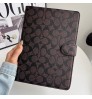 芸能人愛用 コーチ  Ipad 11th10th 2025 Ipad Air8 7 6 5 Mini7 Pro ipad air8 7 2025 11インチ13インチ ipad 11ケース コーチ クラシック C モノグラム手帳型 iPad ケース Coach ipad air 第8 世代 10th 9thカバーIpad Pro2020 IPad Mini 7 Proケース12.9インチ上品  Coach アイパッド プロ air8 7 6 5 4 3 2ケース