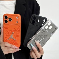 iphone 18/air/18 pro/18 pro max 即納 ナイキ Nike アイフォン18 17 16 15 pro max airケース Iphone air 18 17 16 Pro Max 15 Plus 14 13 12 17 18 Pro Max Xs Maxケース ブランド レディース男性女性 人気かわいいビジネスマン用高級 ナイキ Nike アイフォン18 17 15 16 proカバー立体エンボスバスケットロゴケース 3 カラー レザー調 耐衝撃