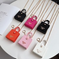 プラダ Prada ブランドAirpods5 4 Pro2 3ケースAirpods pro 3 4 ギャラクシーバッズ3プロ buds 2 Galaxy Buds Liveケースハイブランドコピープラダ Prada エアーポッズ5 4 3 2 pro2 3 Galaxy Buds 3 Pro 2 Galaxy Buds Liveケースブランドレディースハイブランドプラダ Prada エアーポッズpro2 3 4ケースロングチェーンミニトートチャーム 6 種類 トライアングルロゴ 高級感 